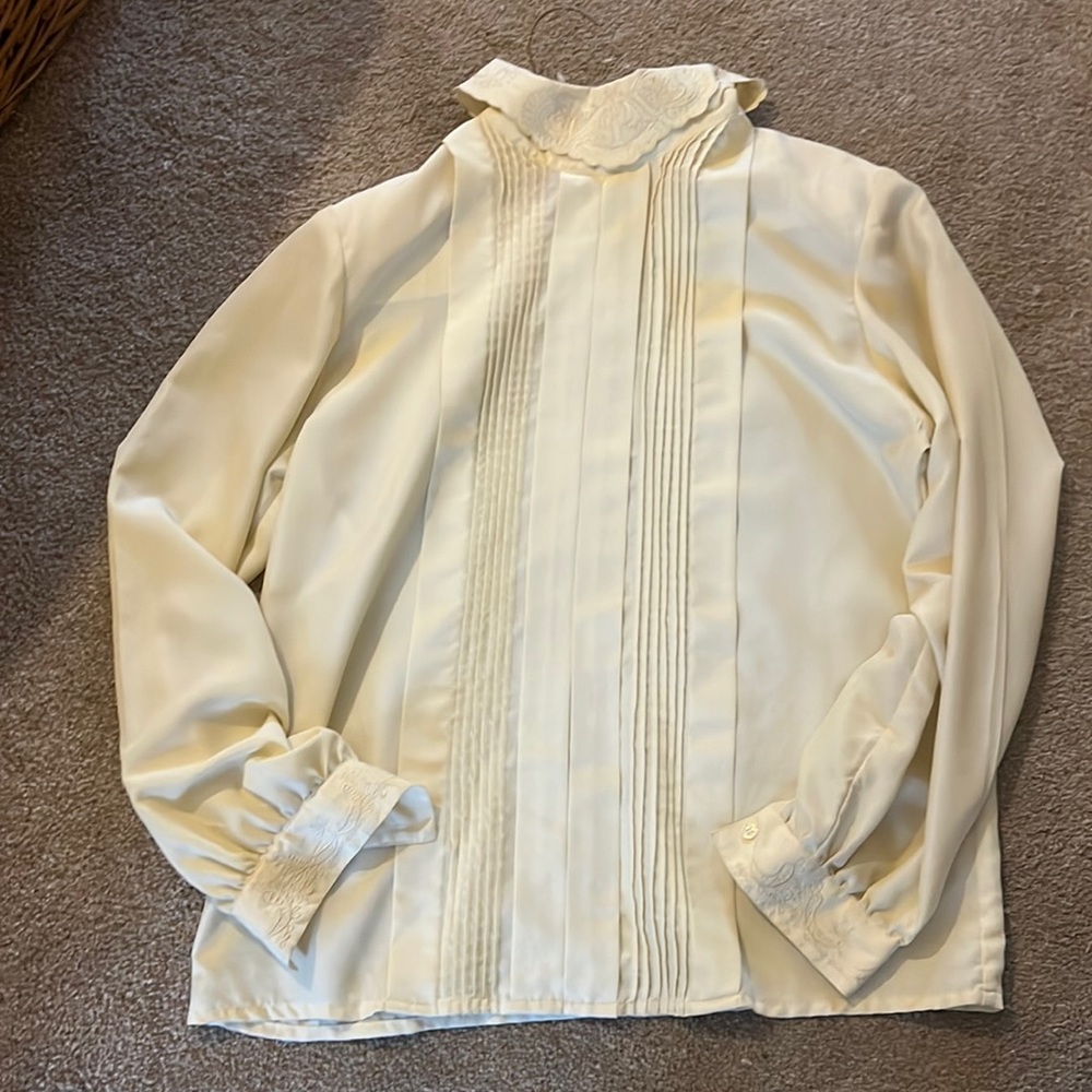 Pretty classic yellow dress blouse perfect under a suit or alone size 6